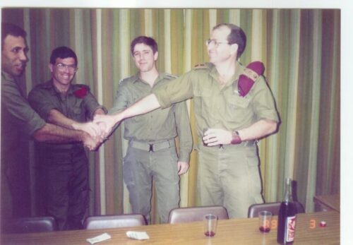 منح رتبة مقدم لشلومي في مكتب قائد الوحدة عام 1989. من اليمين إلى اليسار: بوجي (المقدم) ، شلومي ، ران (المقدم) ، بوخريس (المقدم)